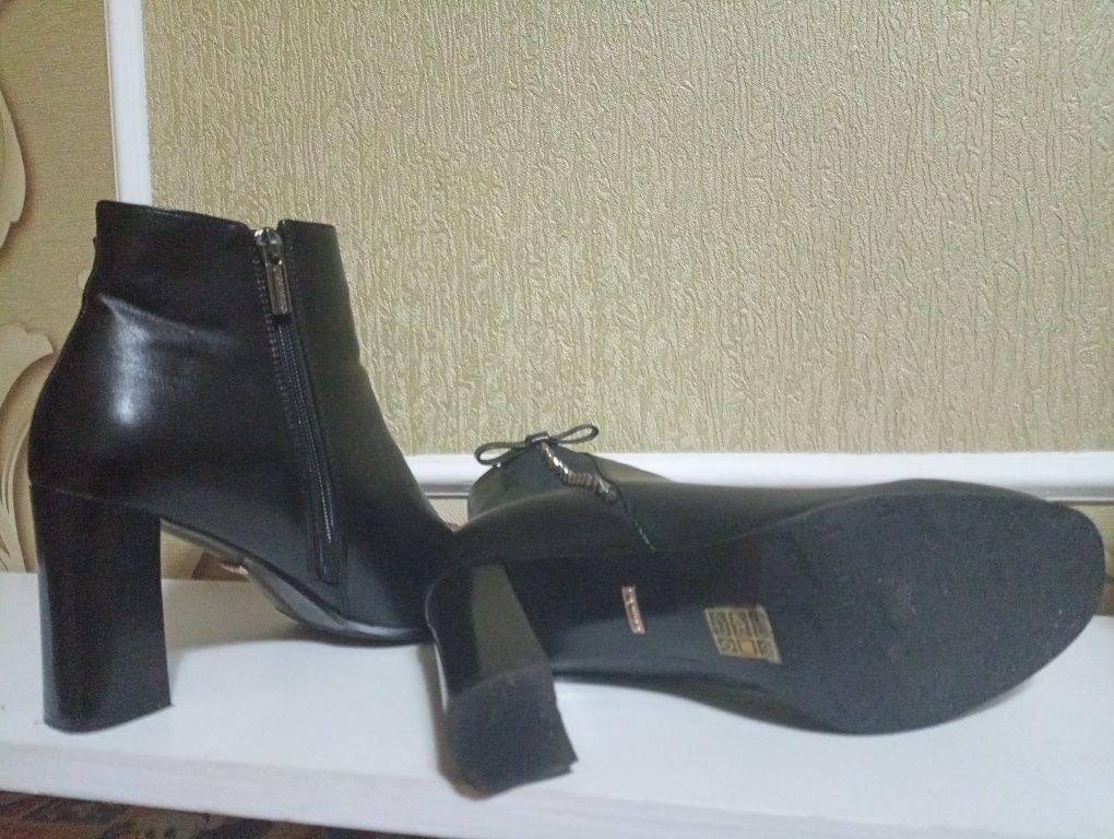 Чоботи, ботильоны, черевики жіночі чорні з шипами 39 р