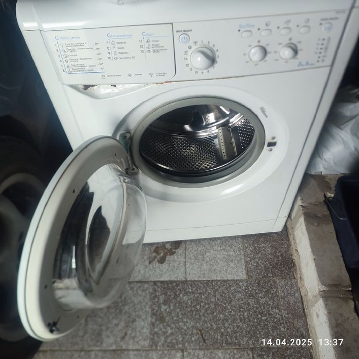 Стиральная машинка. Indesit iwsb 5085 под ремонт или на запчасти.