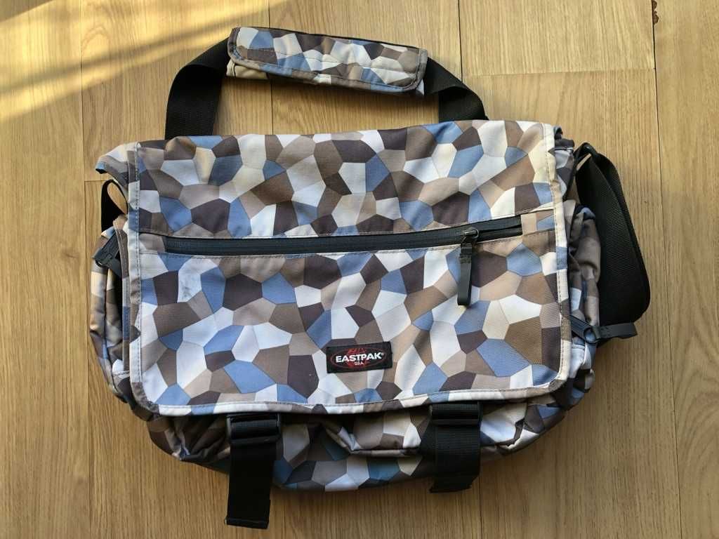 Mochila para portátil Eastpak - Camuflagem Azul - Original