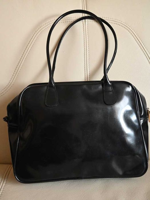 Czarna lakierowana torebka na ramię