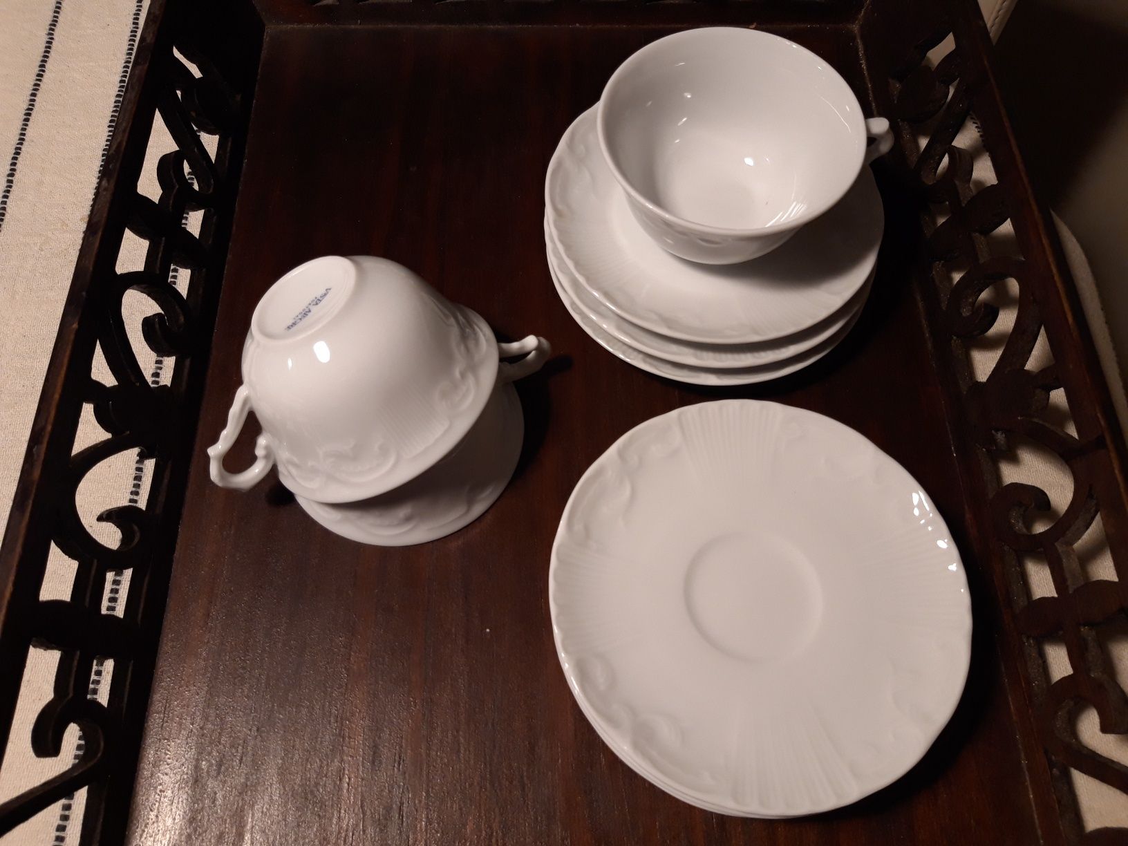3 chávenas de café da VISTA ALEGRE, com motivos em relevo + 6 pires