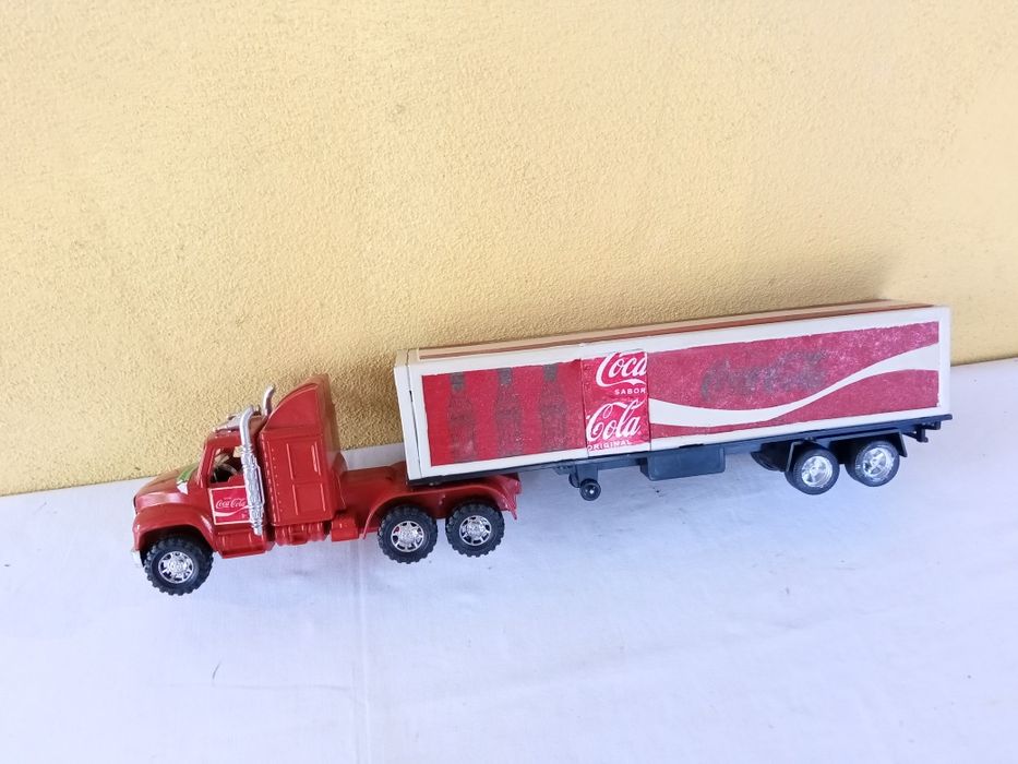 Brinquedos em plástico e chapa