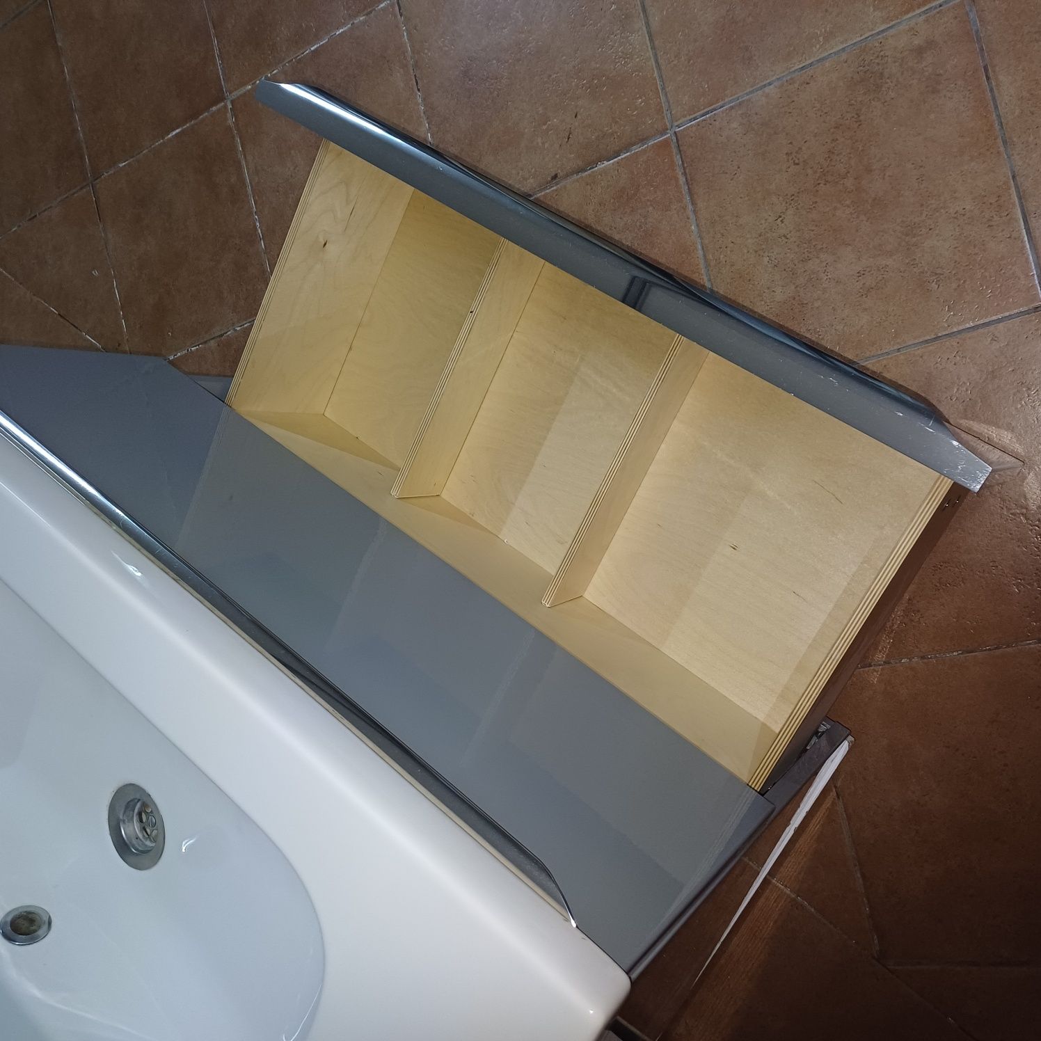 Szafka wisząca łazienkowa z umywalką 80cm