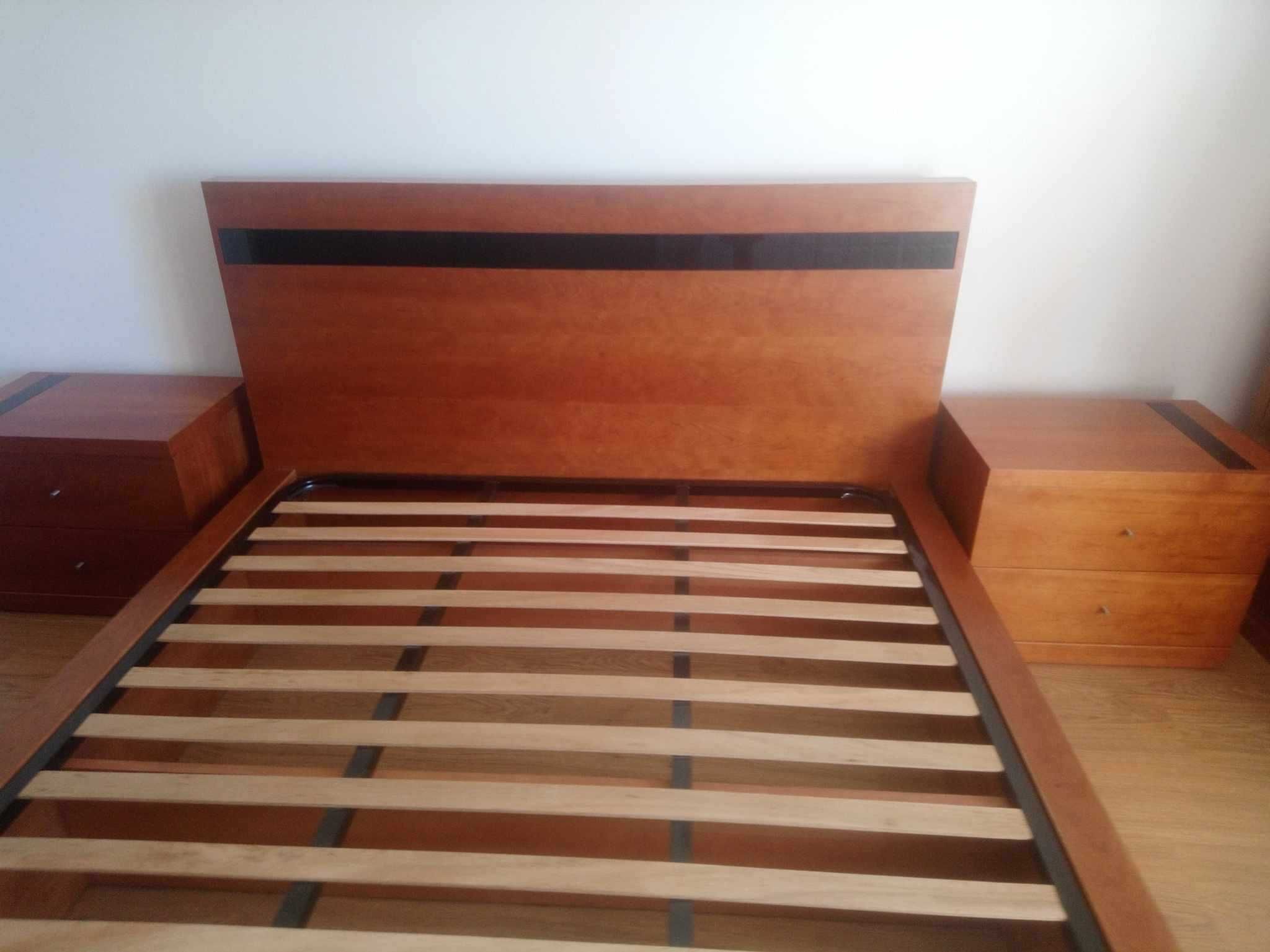 Cama de casal e mesas de cabeceira