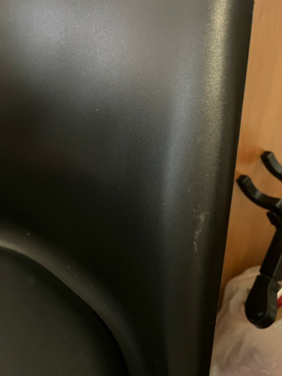 Czarne krzesła KRISS z dębowymi nóżkami transport