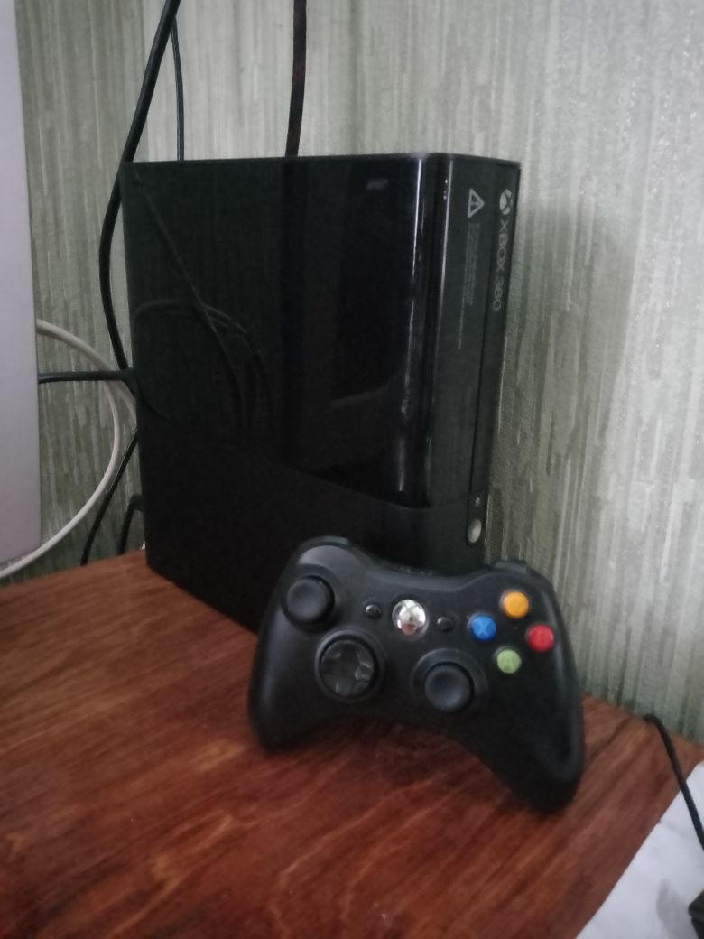 Ігрова приставка Xbox 360 E 250 Gb