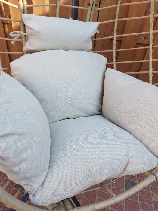 Fotel wiszący na stalowej podstawie z poduszką.