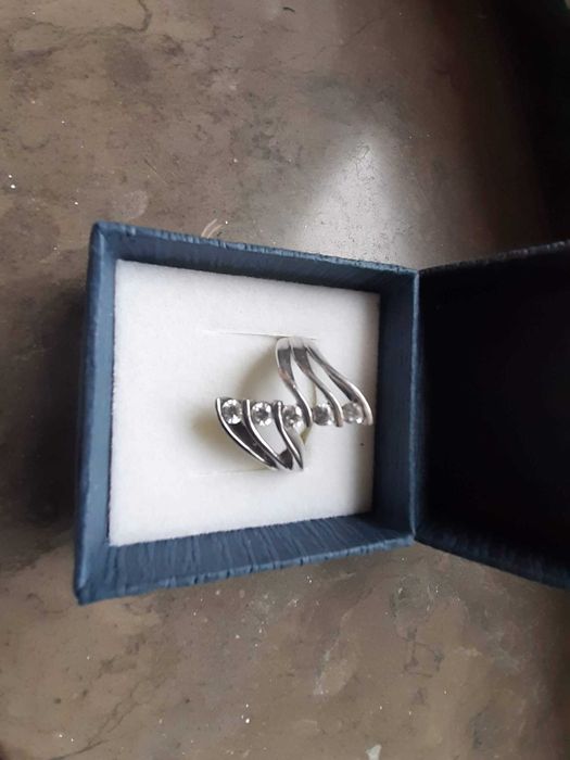 Anel prata contrastada com zirconias vintage, nunca usado