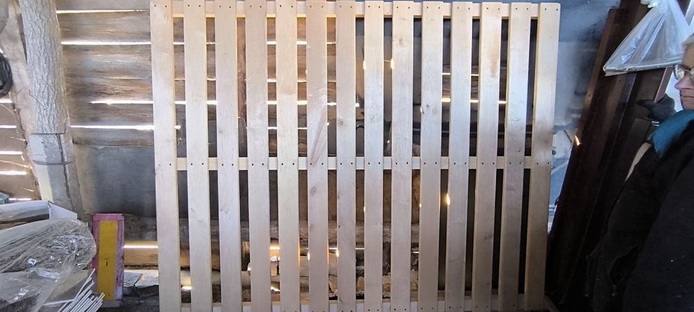 Продам дерев'яне ліжко в хорошому стані.