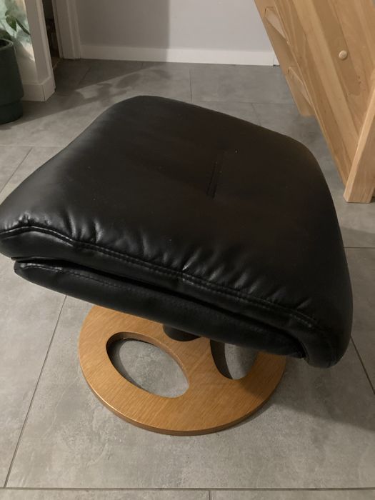 Podnóżek pufa czarna skora drewniana skórzany meble pufka ikea pianino