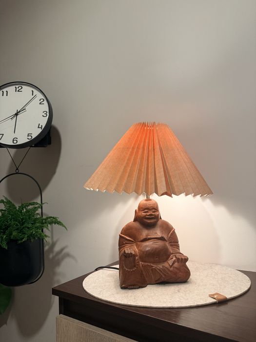 lampa drewniana z indii w kształcie figurki śmiejącego ikea się Buddy