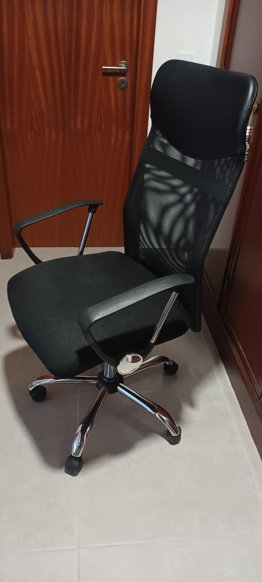 Cadeira para escritório, praticamente nova.