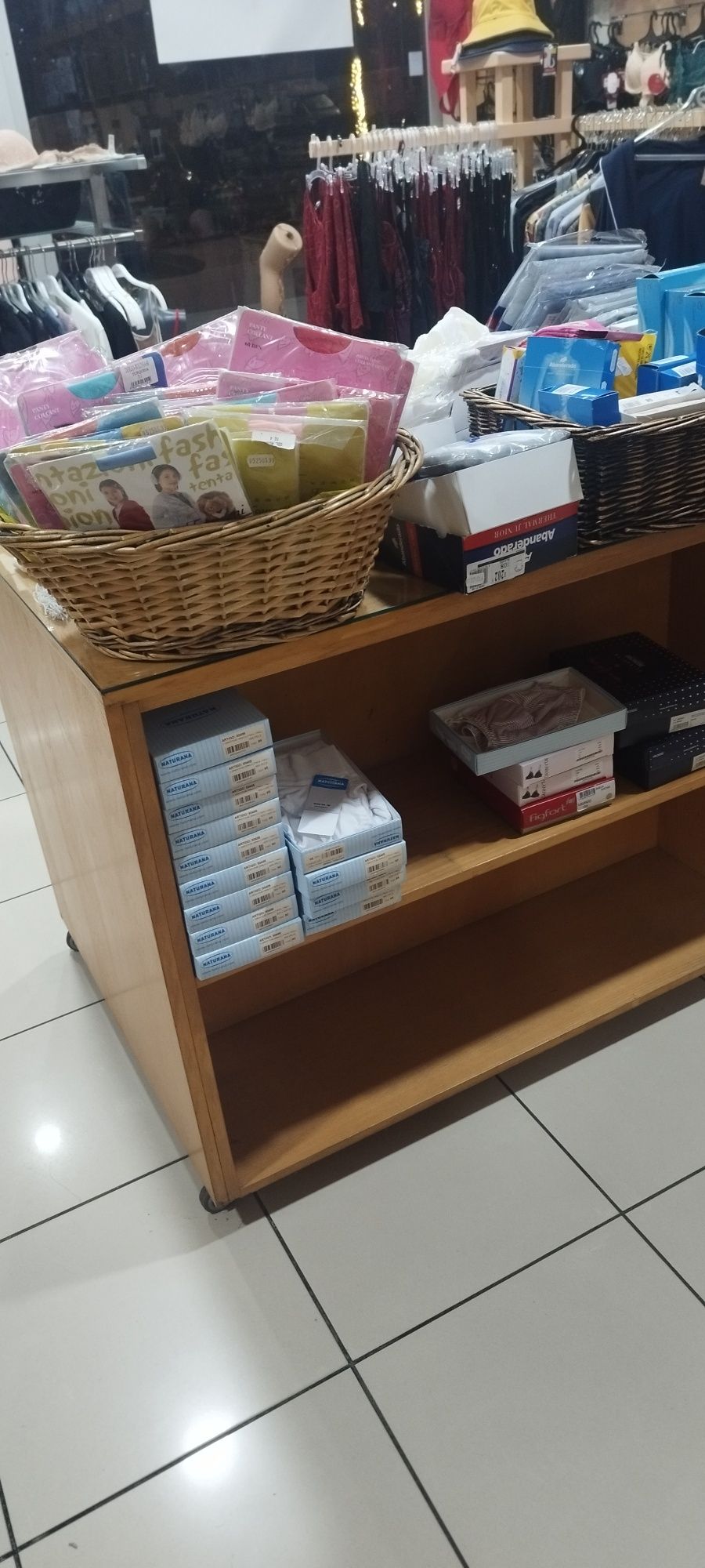 Móvel de exposição de roupa com rodas