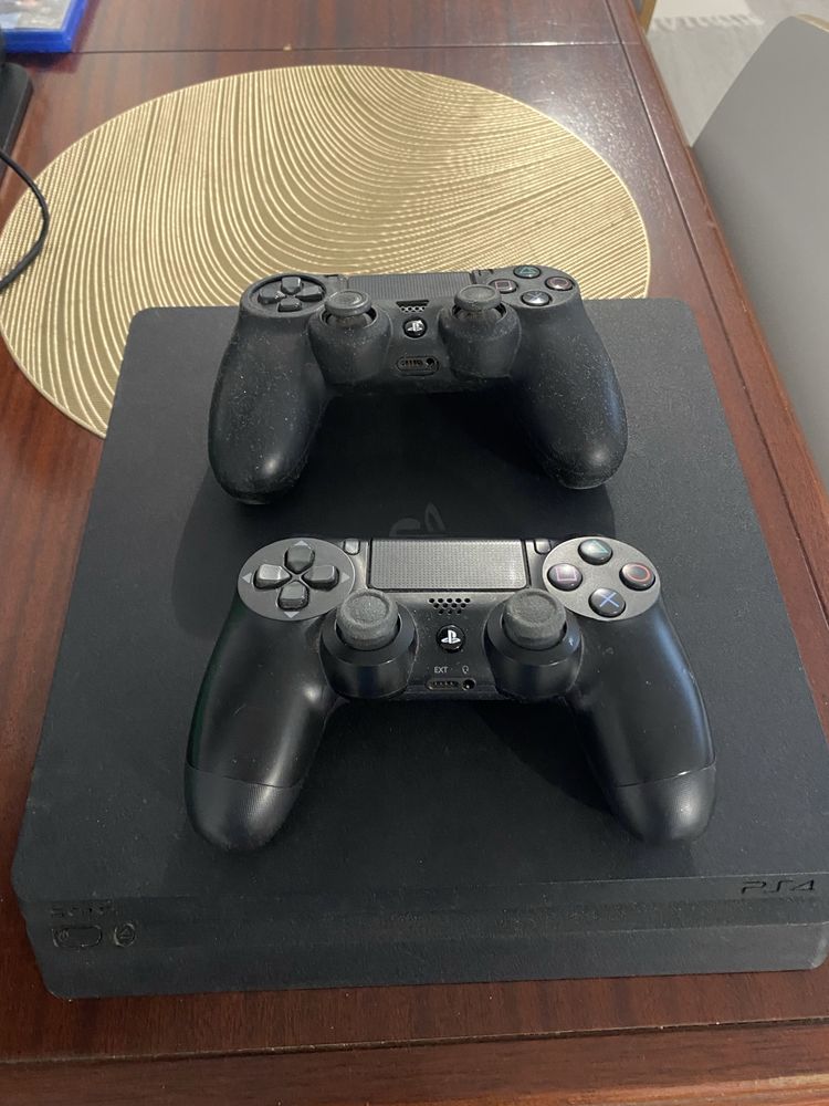 Vendo PS4 + dois comandos originais e fone