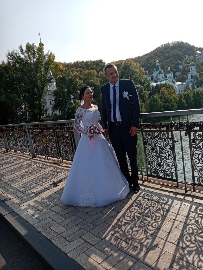Продам весільну сукню