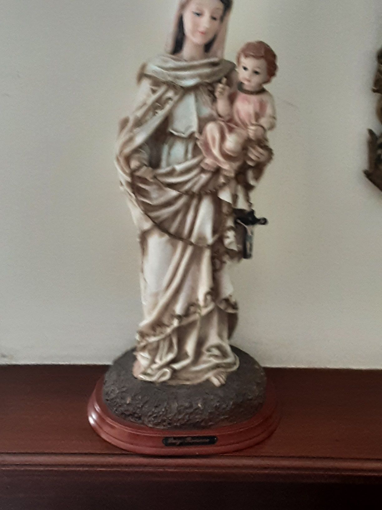 Nossa Senhora em rezina  com menino ao colo