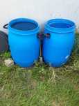 Син1 пластиков1 бочки для води