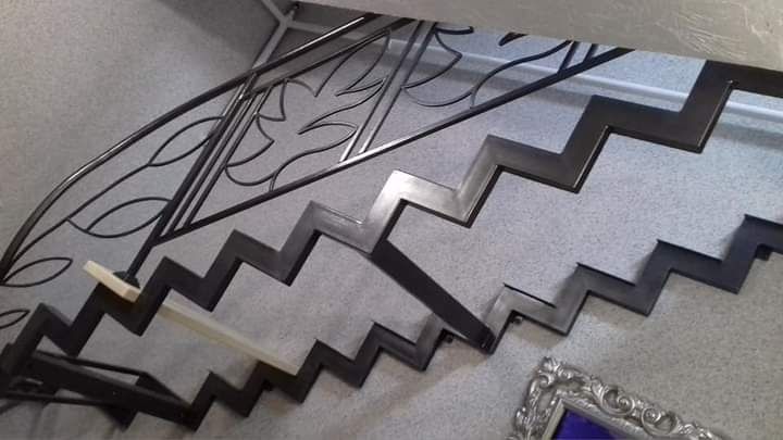 Гвинтові консольні сходи драбини металеві лестници ступені Перила .