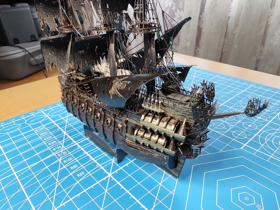 Latający Holender Piraci z Karaibów metalowy model Piececool+gablota