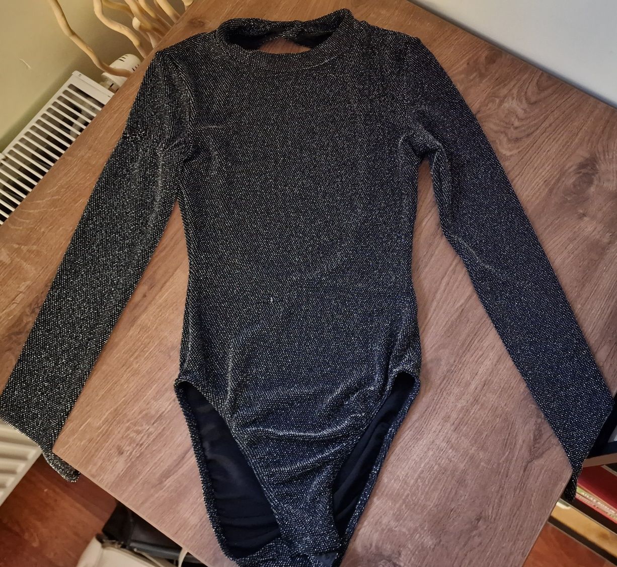 Brokatowe body zapinane zatrzaski H&M 38 M brokatowa nitka ozdobne ple