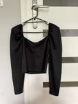 Czarny crop top Cropp z dekoltem typu serce