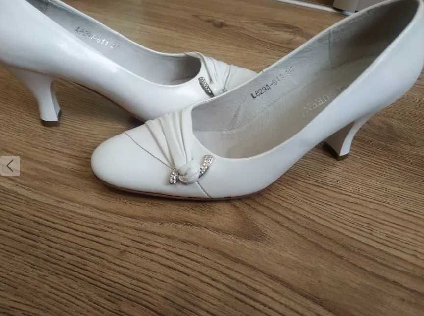 Продам белые  женские туфли  BOOTQUEEN 37 р (24 см)