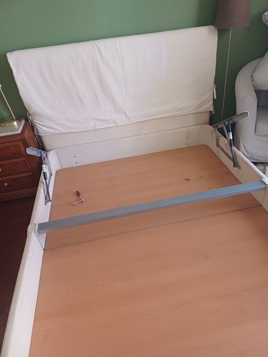 Cama de casal rebativel.