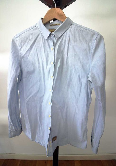 Conjunto de 2 camisas, branca e azul clara, da Sacoor