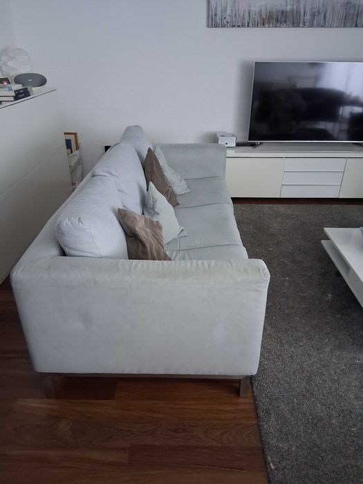 Vendo sofá cinza com design personalizado