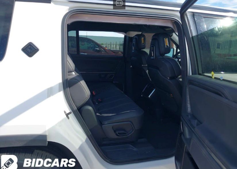 Продам Rivian r1s 2023