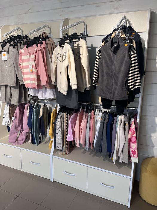 Меблі для магазину одягу