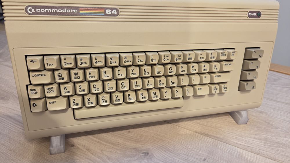 Commodore 64 C64G stojak ekspozycja