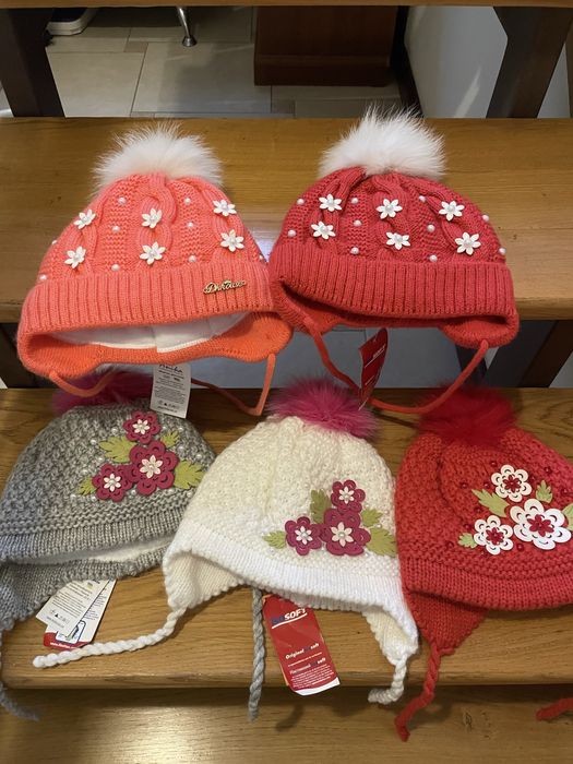 Шапочки зимові на дівчат 2-5 років,нові з утепленням.Бомбон натуральни
