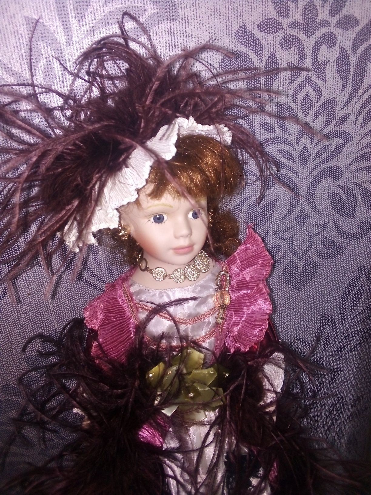 Фарфоровая кукла Бонни 46см на подставке, прикраса пiр'я страусу