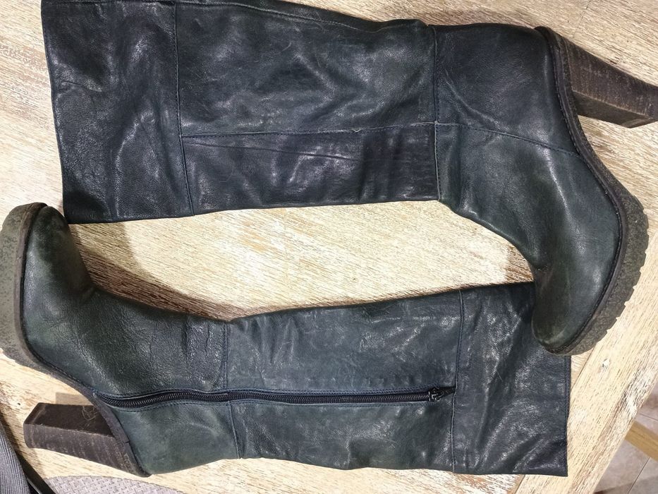 Botas de Couro Verde Petróleo – Estilo e Conforto para Todas as Ocasiã
