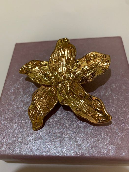 Брошка золотистого кольору у формі квітки Zara.