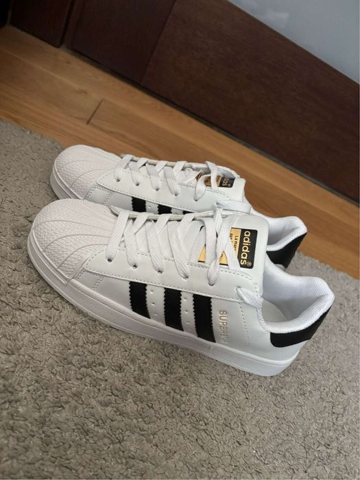 Adidas super star biale