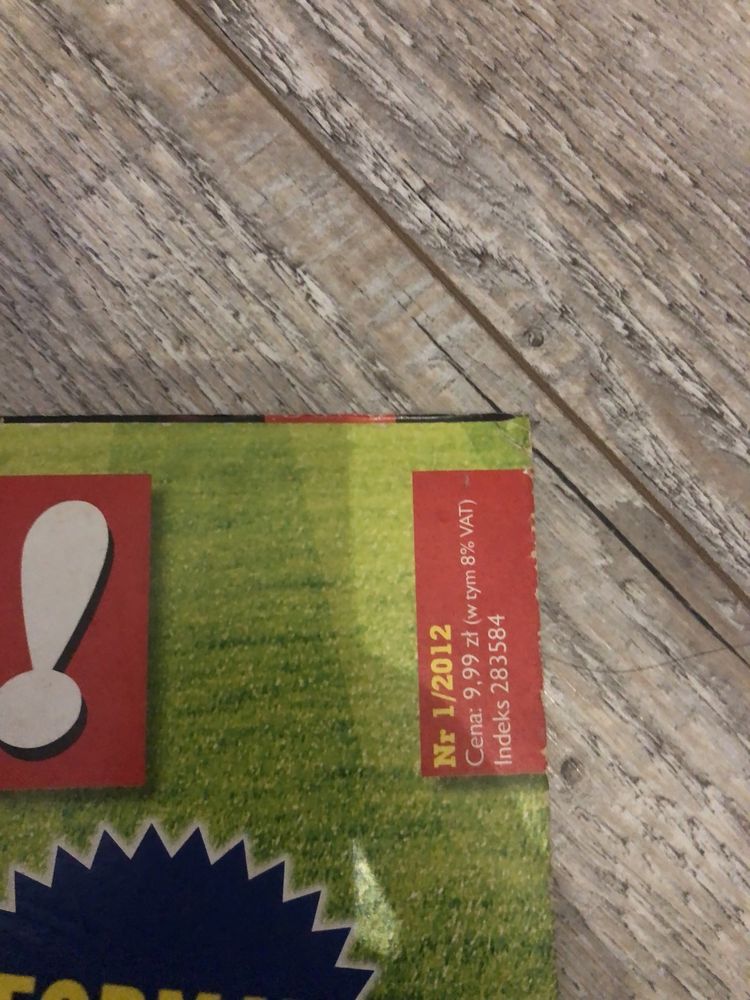 Gazeta piłkarska z wielkimi plakatami i kartami piłkarskimi