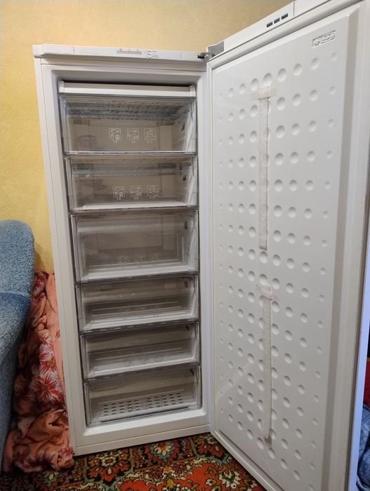 Продам б.в. морозильну камеру Beko