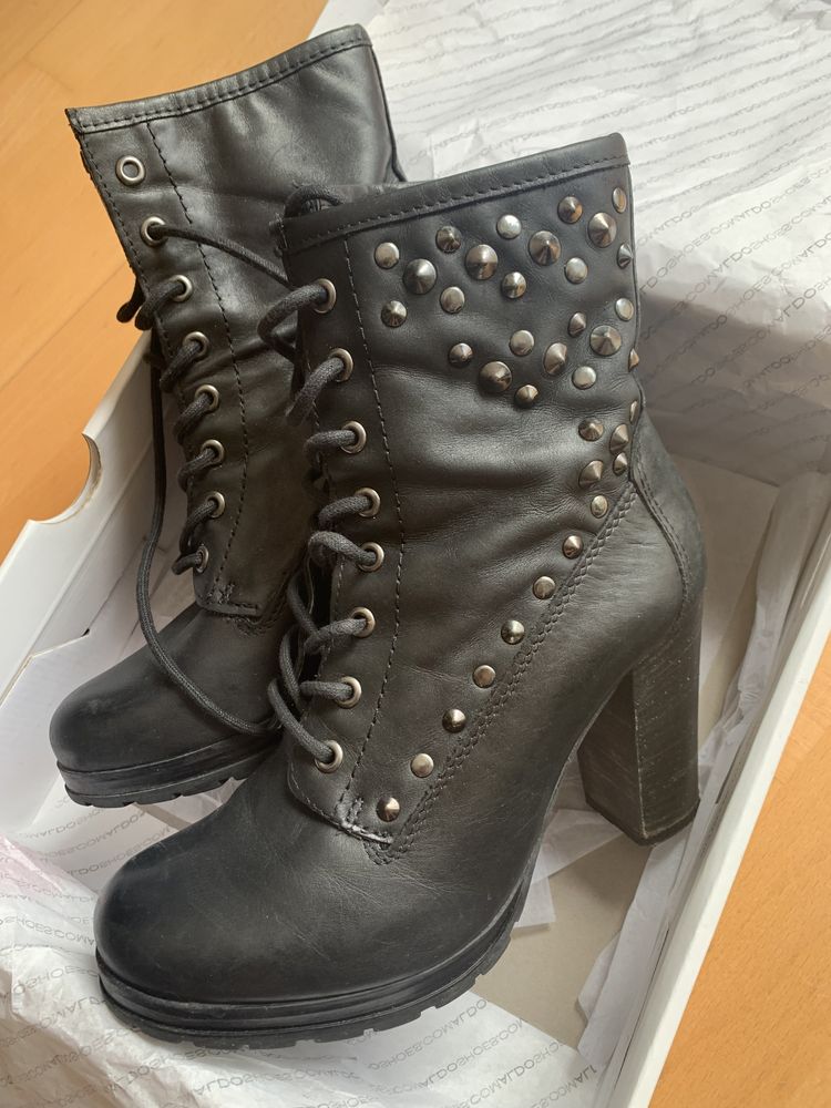 Botas botins pretos com tachas