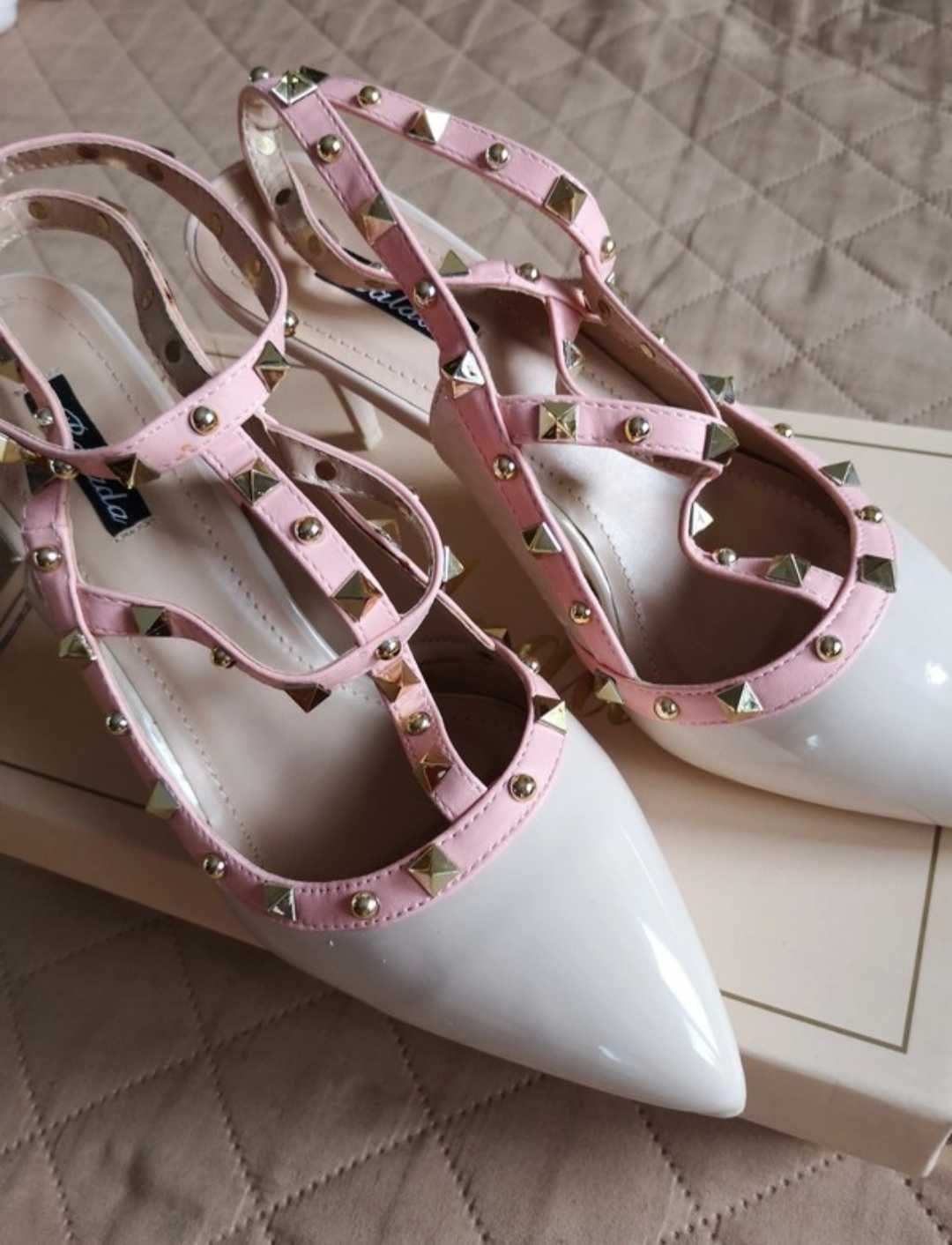 Czółenka szpilka 39 40 25cm lakierowane ecru ćwieki nowe