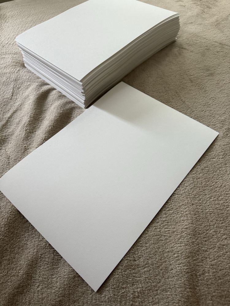 Prążkowany nowy biały papier do zaproszeń ślubnych