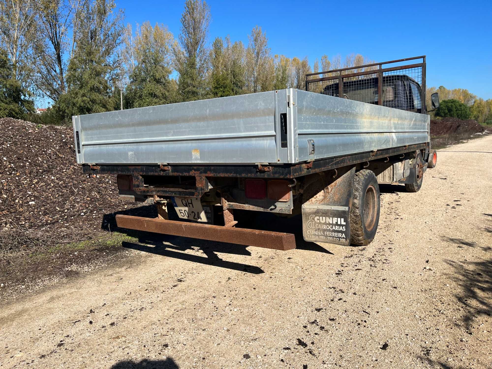 Nissan Cabstar, rodado duplo, (MLBH 40 WGEAX) 10-1998, para peças
