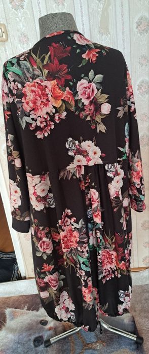 Długa sukienka w kwiaty ze ściągaczem na dole