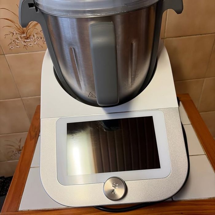 Robot de cozinha com as peças todas