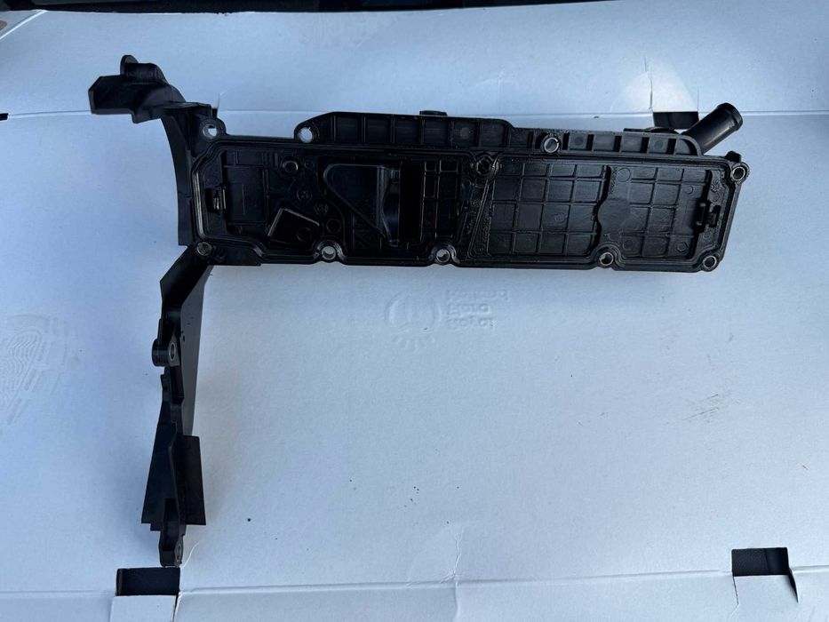 Клапанна кришка 1.6 HDI Peugeot 3008 Citroen Volvo Ford. 9688939180.