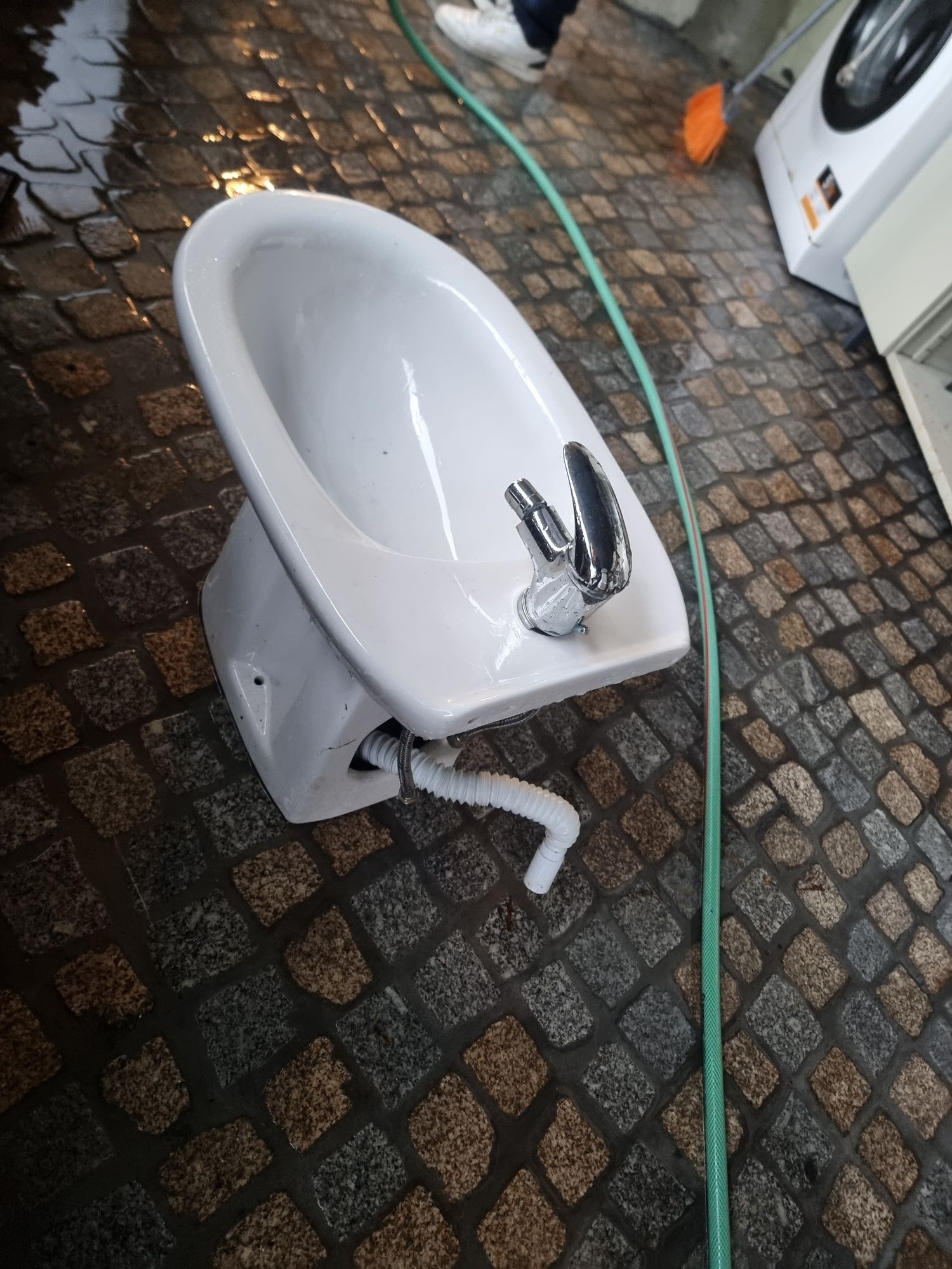 Bidé com torneira