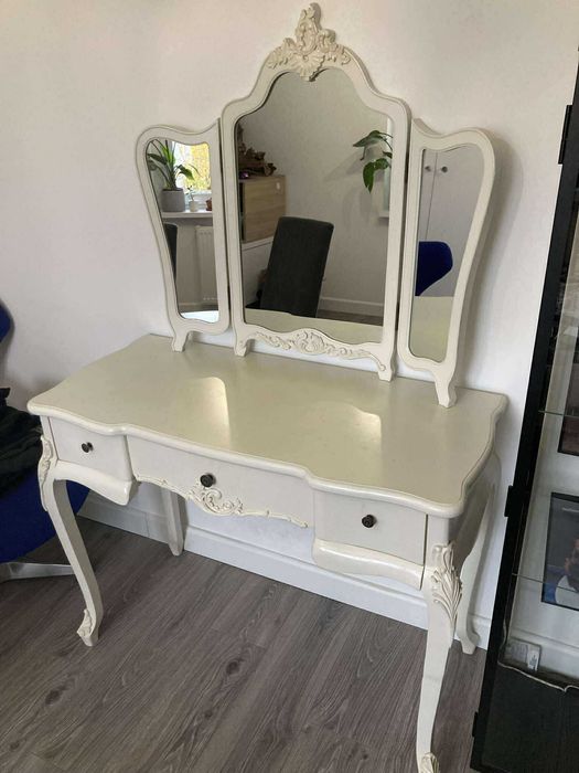 Biała toaletka lub biurko ze zdejmowanym lustrem