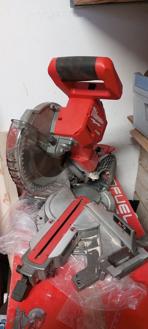 Piła ukośnica z posuwem 254mm Milwaukee M18 FMS254