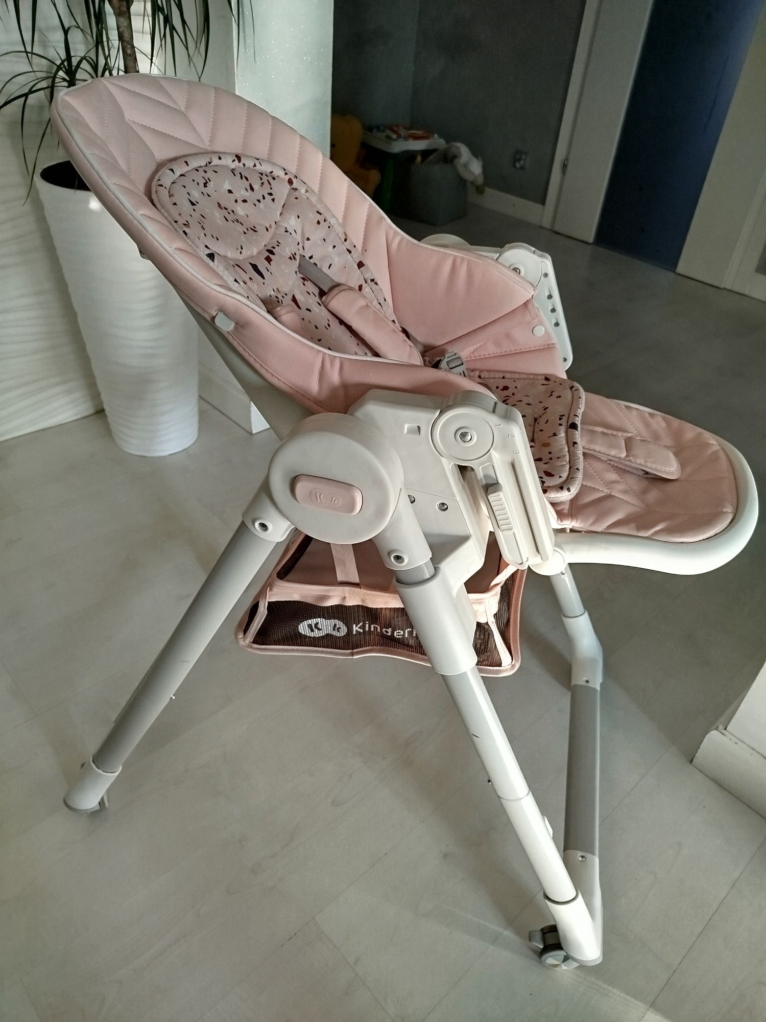 Krzesełko do karmienia firmy Kinderkraft Lastree 2w1 różowe na kółkach